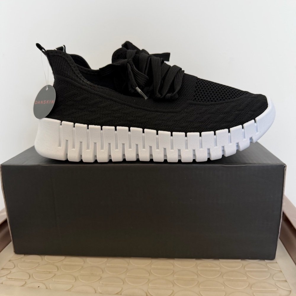 New Women’s Danskin Luxe Black and White Comfort Sneakers Size 8